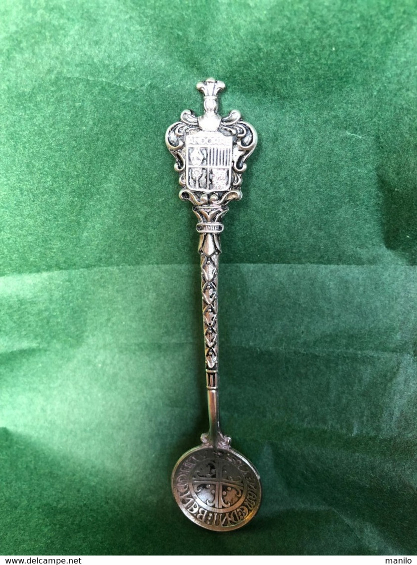 Cuillère Ancienne De Collection En Métal Argenté  Souvenir  ANDORRE, Très Ouvragée, Heaume, Armoiries, Blason 11.5 Cm - Oggetti 'Ricordo Di'