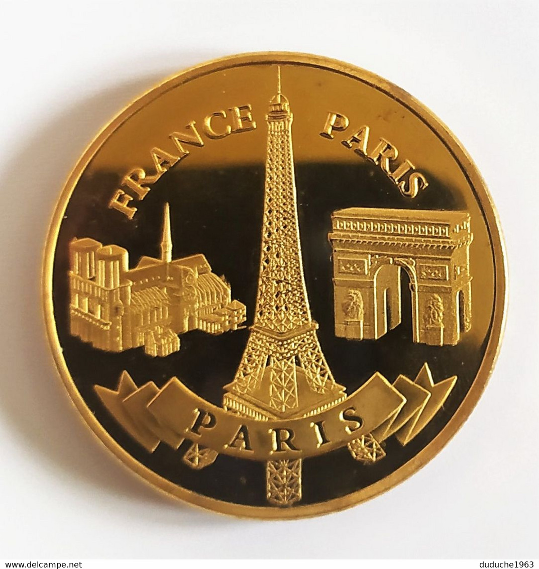 Magnet. Médaille Souvenir Et Patrimoine. Doré Or Fin. Paris Les 3 Monuments Tour Eiffel - Autres & Non Classés