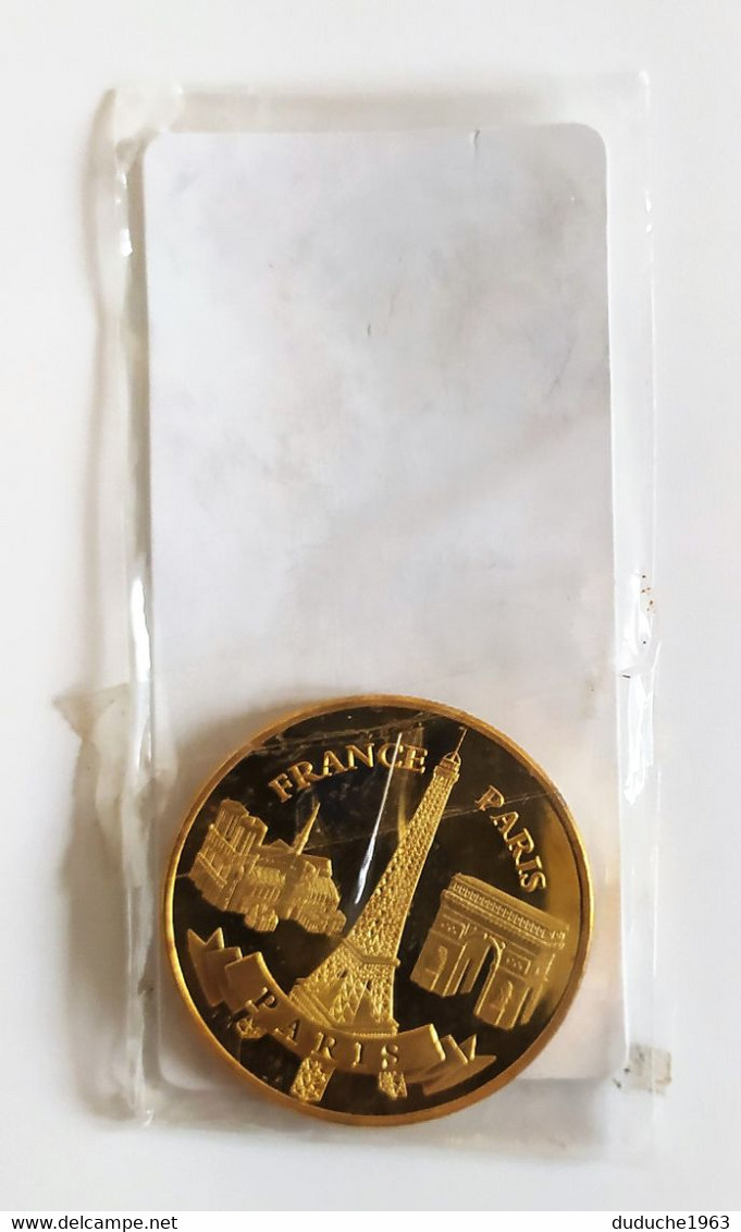 Magnet. Médaille Souvenir Et Patrimoine. Doré Or Fin. Paris Les 3 Monuments Tour Eiffel - Andere & Zonder Classificatie