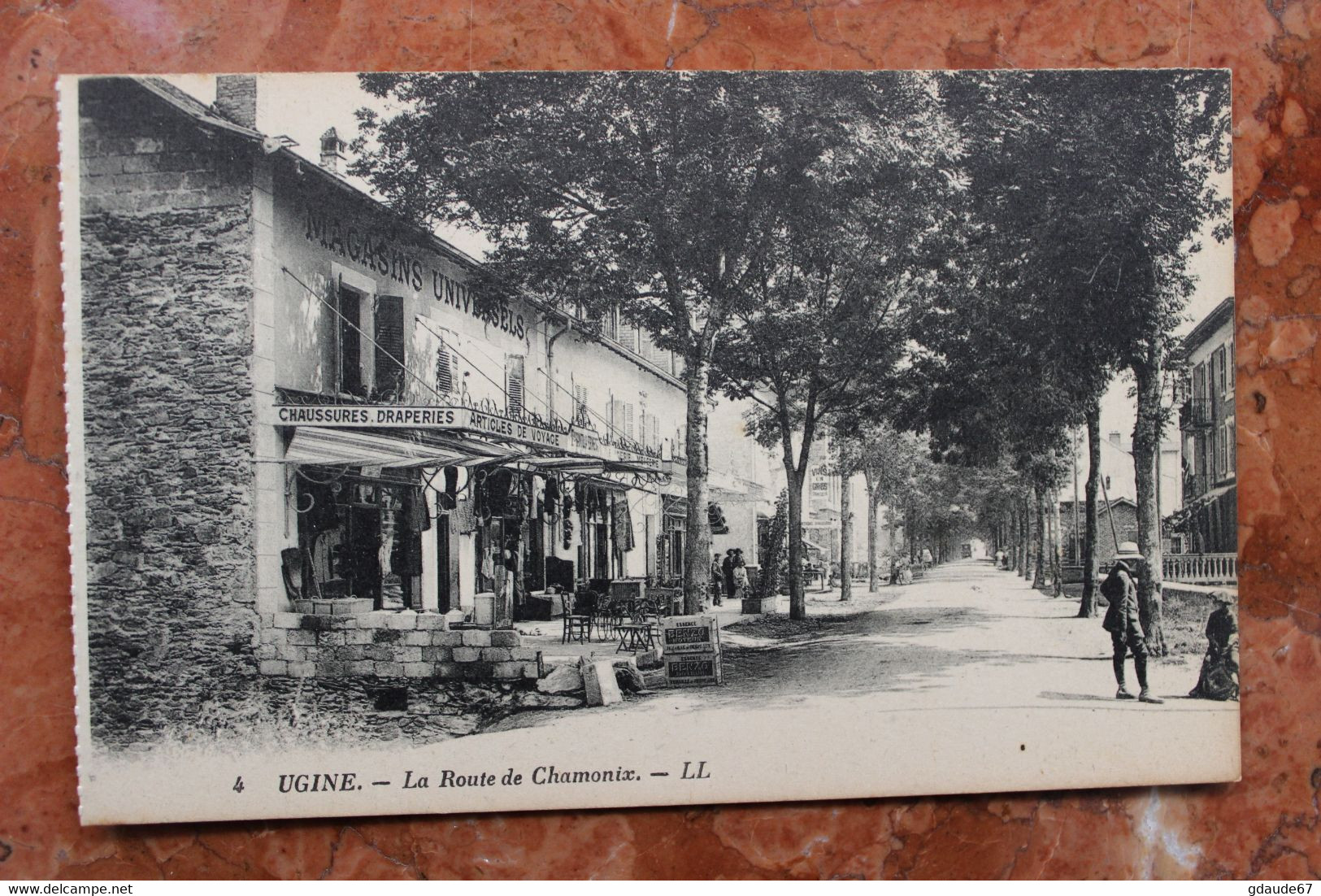 UGINE (73) - LA ROUTE DE CHAMONIX - Ugine