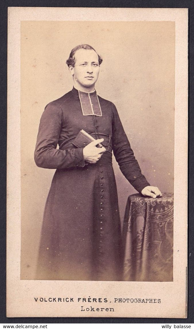 +++ Photo Sur Carton - CDV - Curé - Abbé - Phot. Volckrick à LOKEREN - Souvenir De Ma 1re Messe Célébrée En 1867 // - Tarjetas De Visita