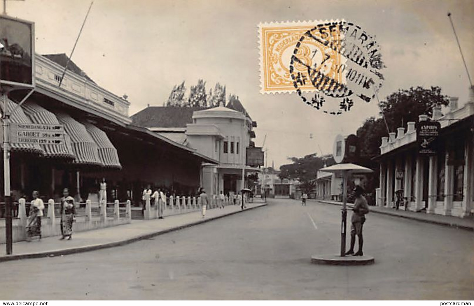 Indonesia - BANDUNG - Street Scene - De Koning Te Rik Shop - Policeman On Duty  - REAL PHOTO - Indonesien