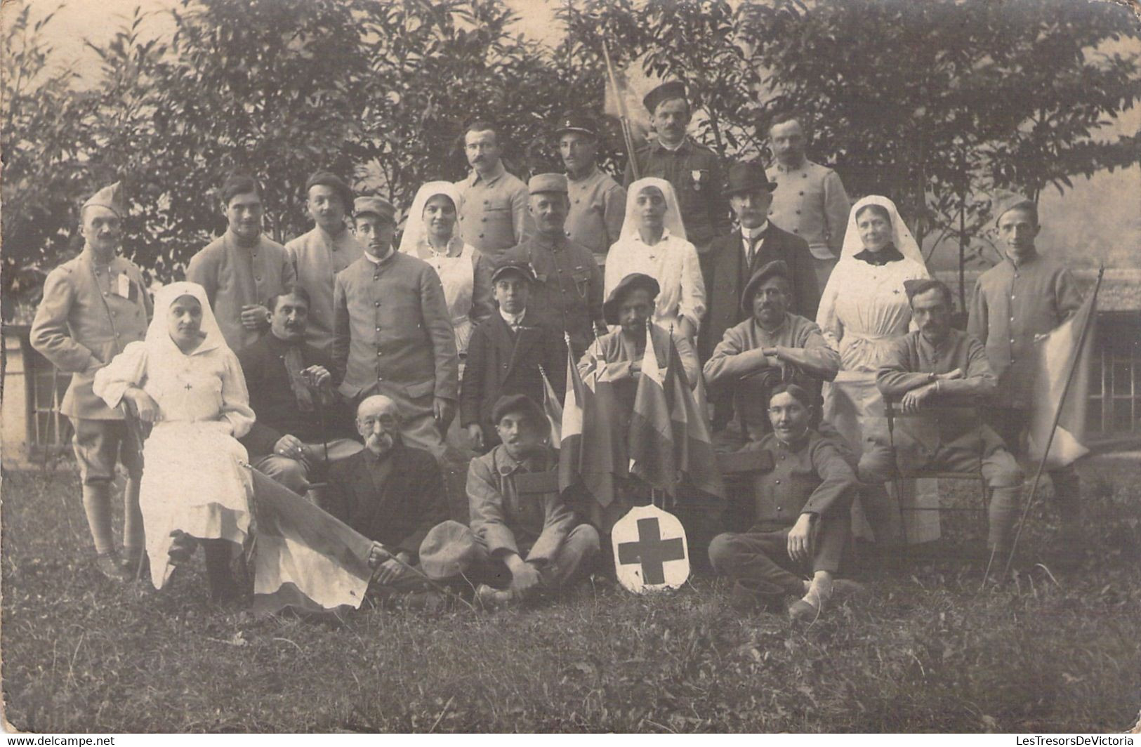 Carte Photo Croix Rouge Et Drapeaux Soldats Et Infirmières - Militaires - Photo De Groupe - Croix-Rouge