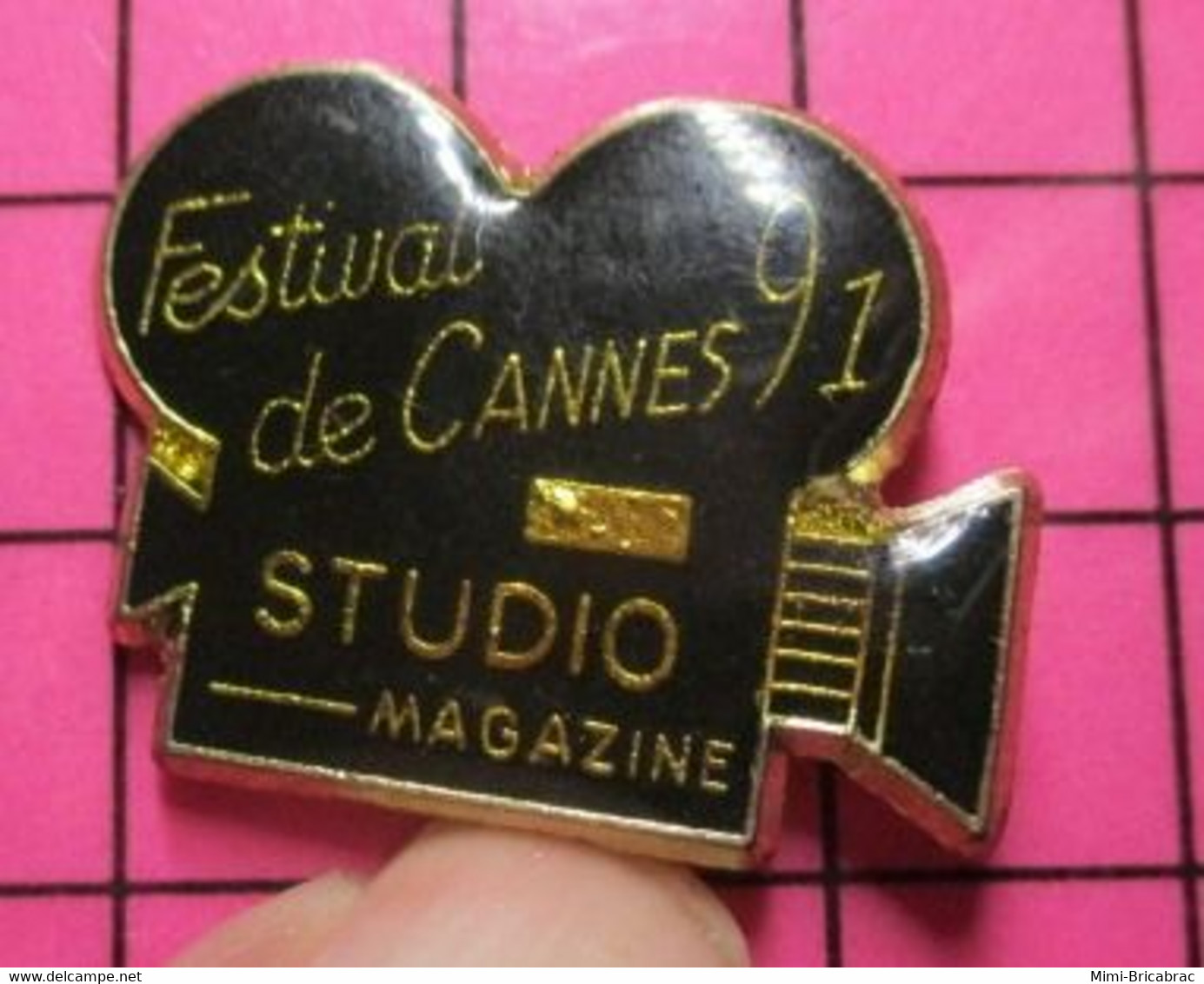 710g Pin's Pins / Beau Et Rare / THEME : CINEMA / CAMERA FESTIVAL DE CANNES 1991 STUDIO MAGAZINE - Cinéma