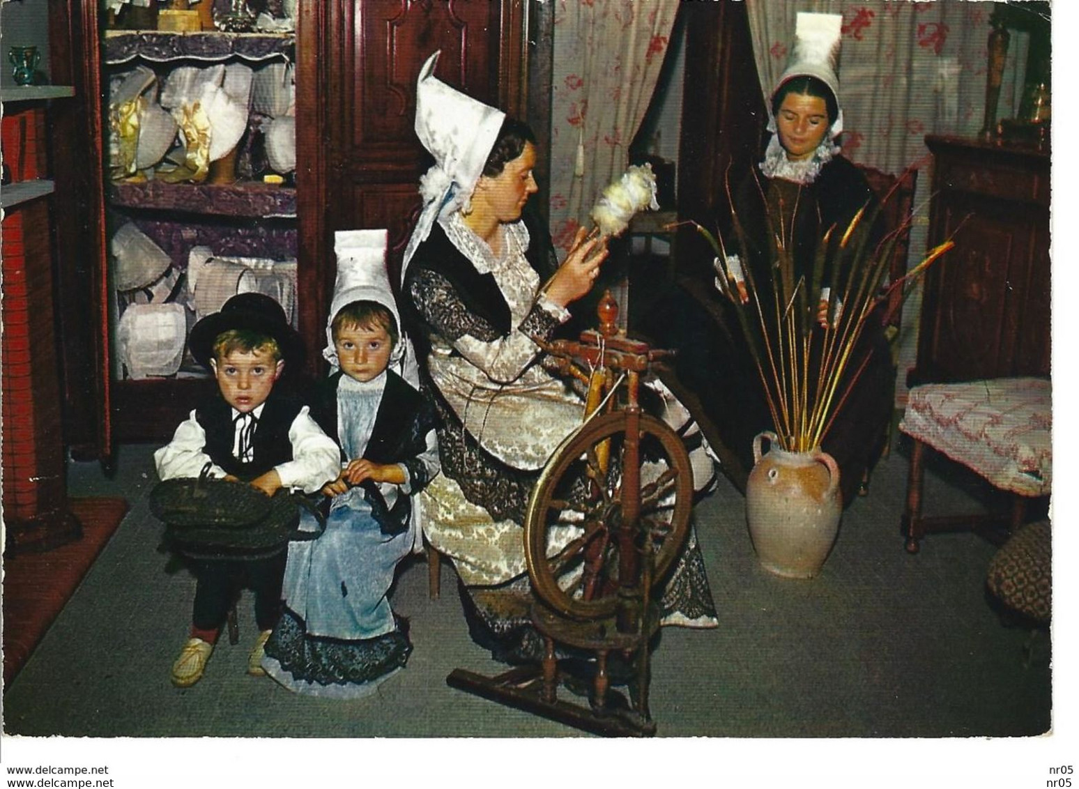 FOLKLORE - En POITOU - Femme Au Rouet Et Enfants - Poitou-Charentes