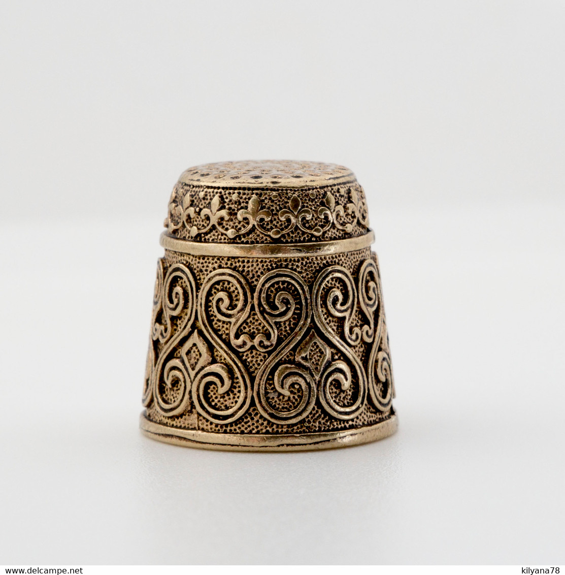 Thimble FLORAL Ethnic Pattern Needlework Solid Brass Metal Russian Souvenir - Dés à Coudre