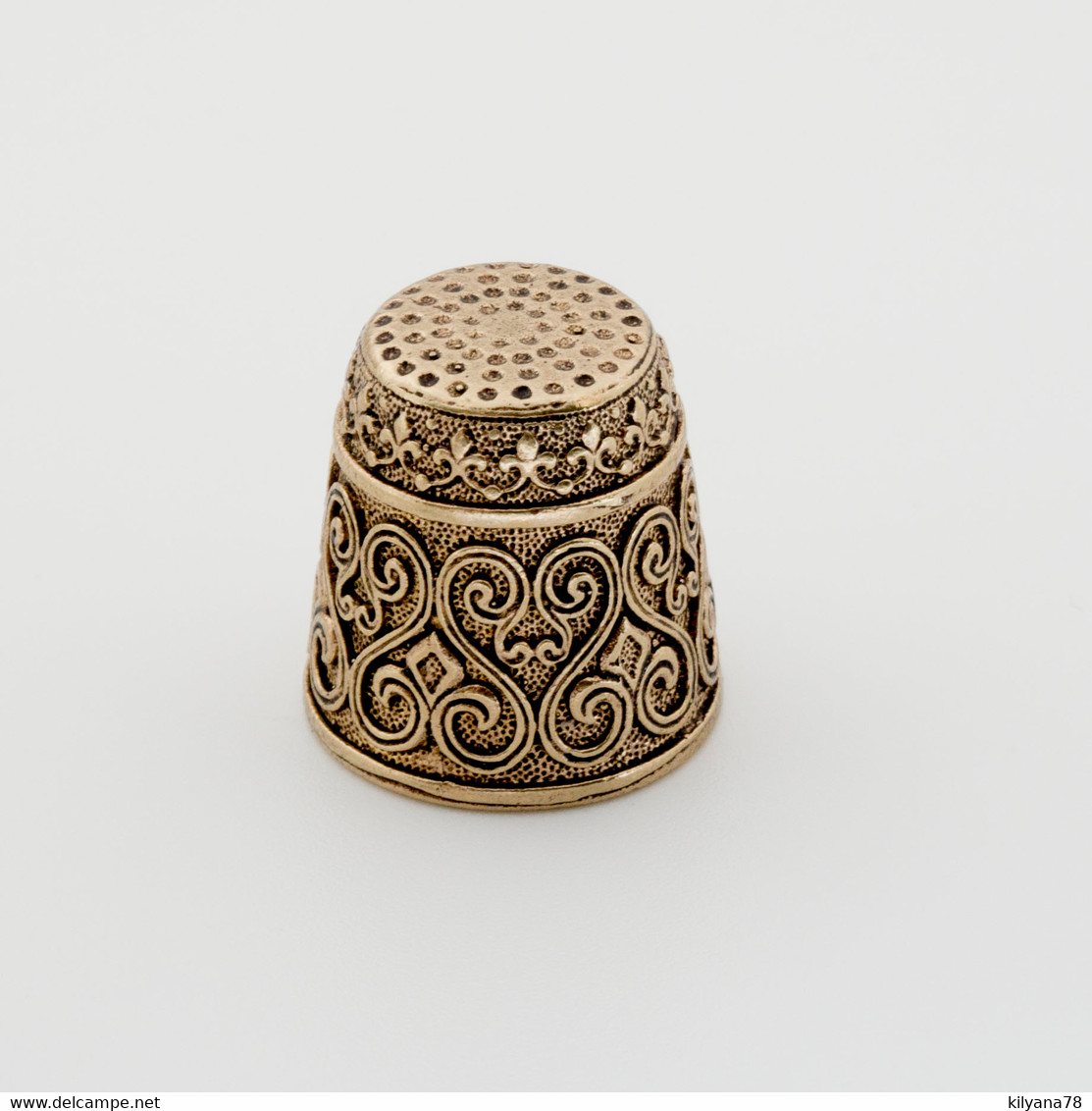 Thimble FLORAL Ethnic Pattern Needlework Solid Brass Metal Russian Souvenir - Dés à Coudre