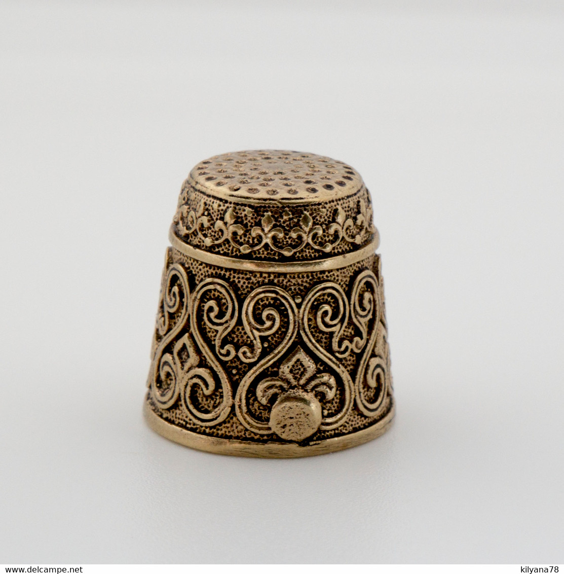 Thimble FLORAL Ethnic Pattern Needlework Solid Brass Metal Russian Souvenir - Dés à Coudre