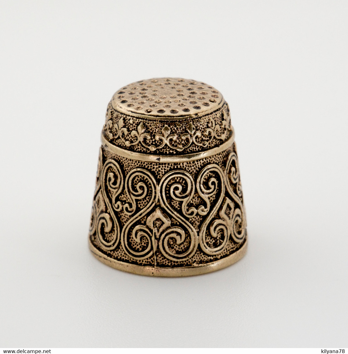 Thimble FLORAL Ethnic Pattern Needlework Solid Brass Metal Russian Souvenir - Dés à Coudre