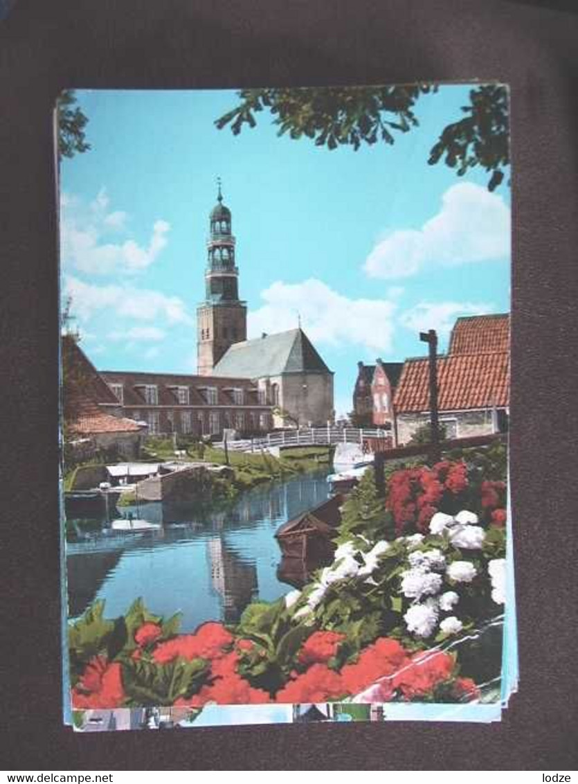 Nederland Holland Pays Bas Hindeloopen Met Bloemen, Water En Kerk - Hindeloopen