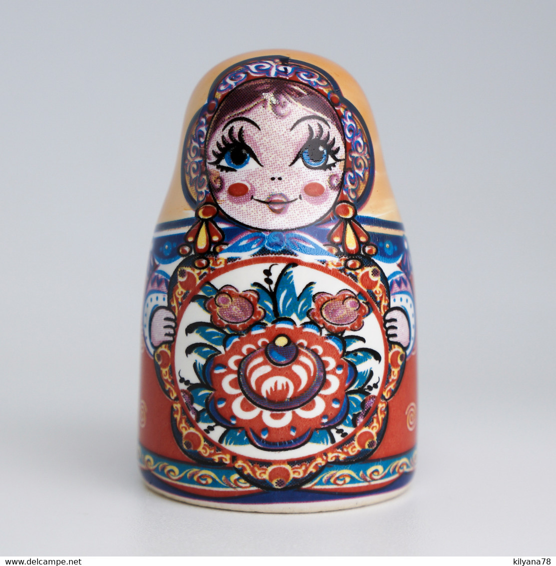 Thimble Big MATRYOSHKA DOLL Nesting Red Solid Porcelain Russian Ethnic Souvenir - Dés à Coudre