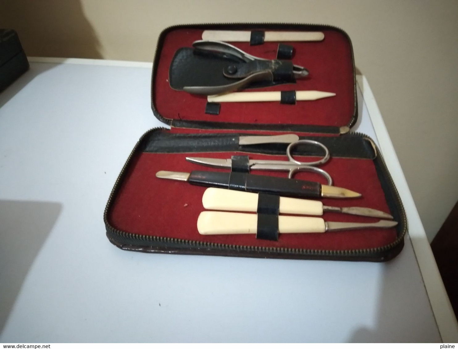 UNE TROUSSE DE TOILETTE-OBJETS DU BARBIER - Accessoires