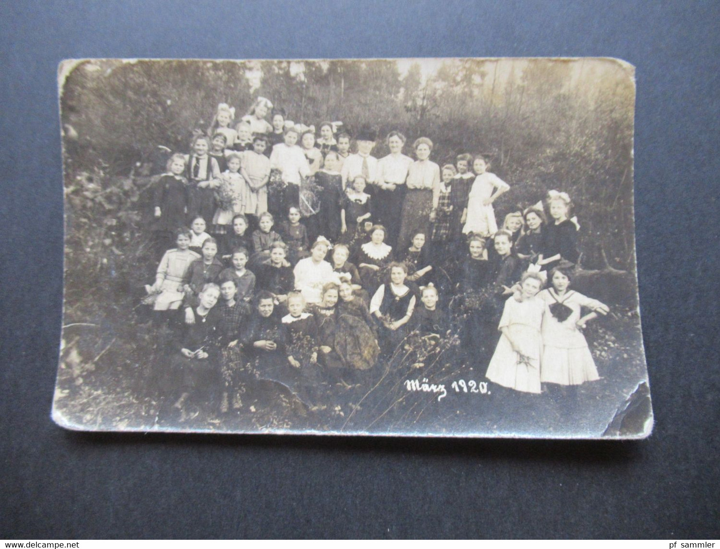 Foto AK März 1920 Schule / Schulkasse / Junge Mädchen In Tracht Foto Leonar - School