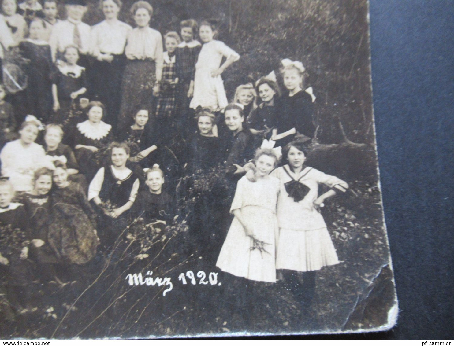 Foto AK März 1920 Schule / Schulkasse / Junge Mädchen In Tracht Foto Leonar - Scuole
