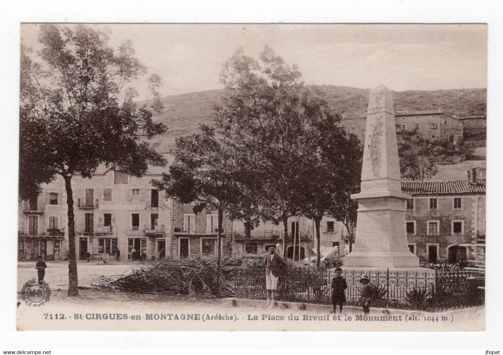 07 ARDECHE - SAINT CIRGUES EN MONTAGNE La Place Du Breuil Et Le Monument - Altri & Non Classificati