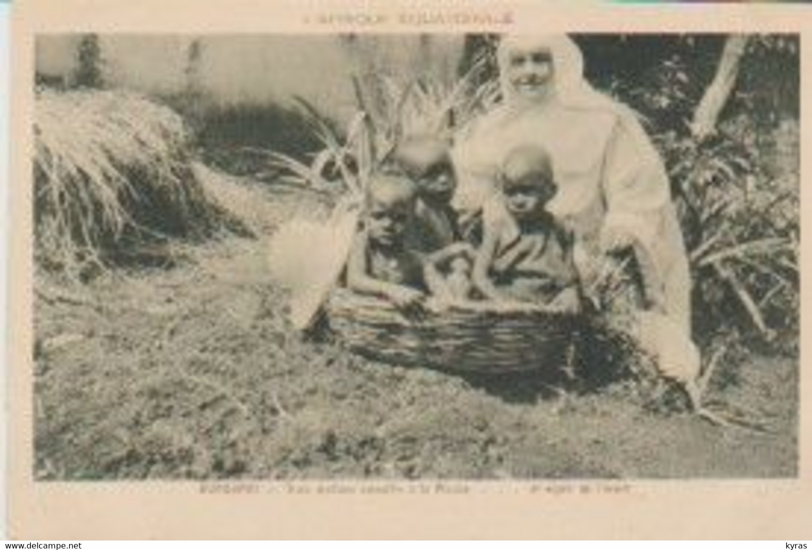 OUROUNDI . "Trois Oisillons Recueillis à La Mission" (Bonne Soeur Posant Avec 3 Petits Enfants Dans Un Grand Panier ) - Ruanda Urundi