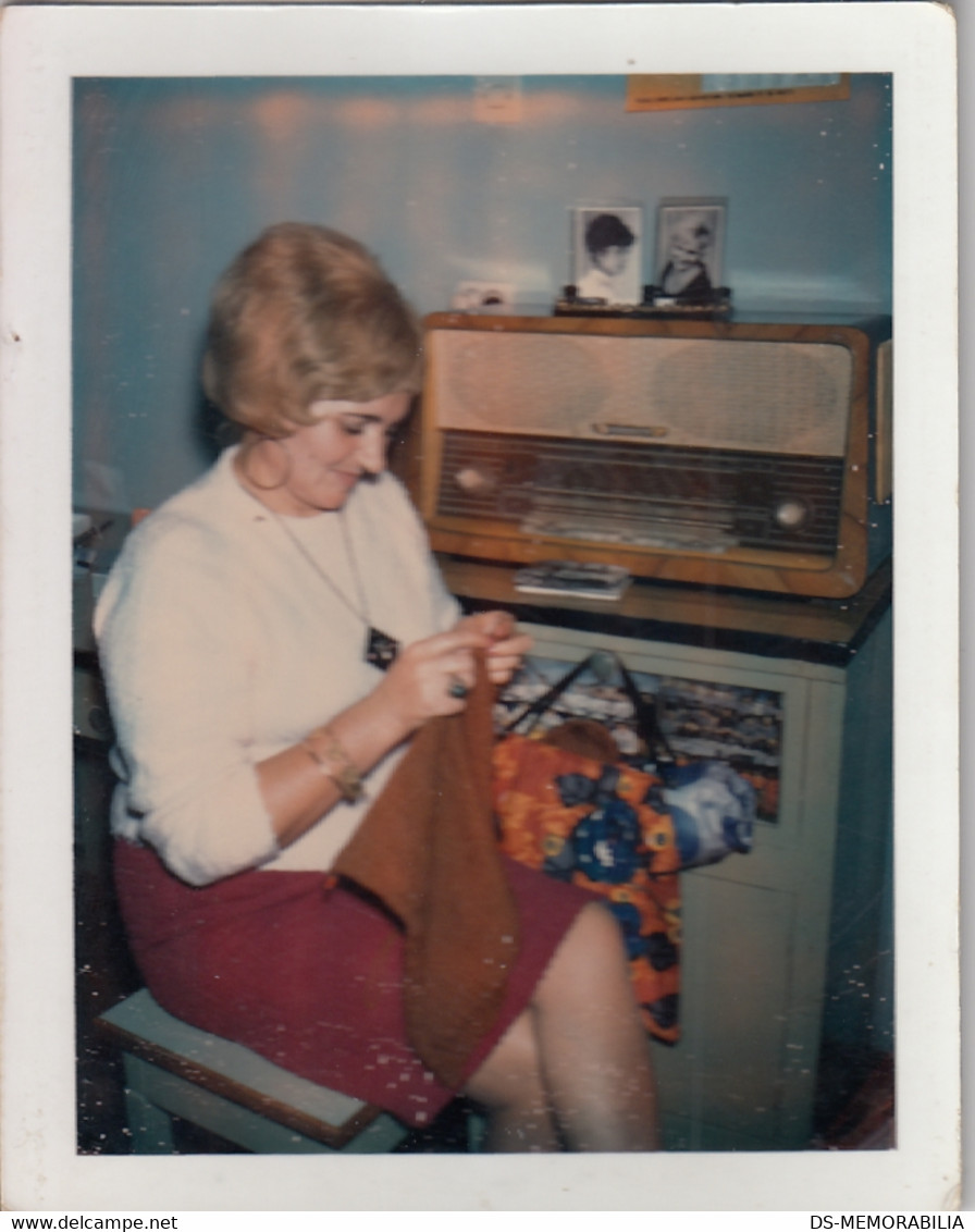 Woman Knitting And Posing By The Antique Radio Old Polaroid Photo - Apparaten