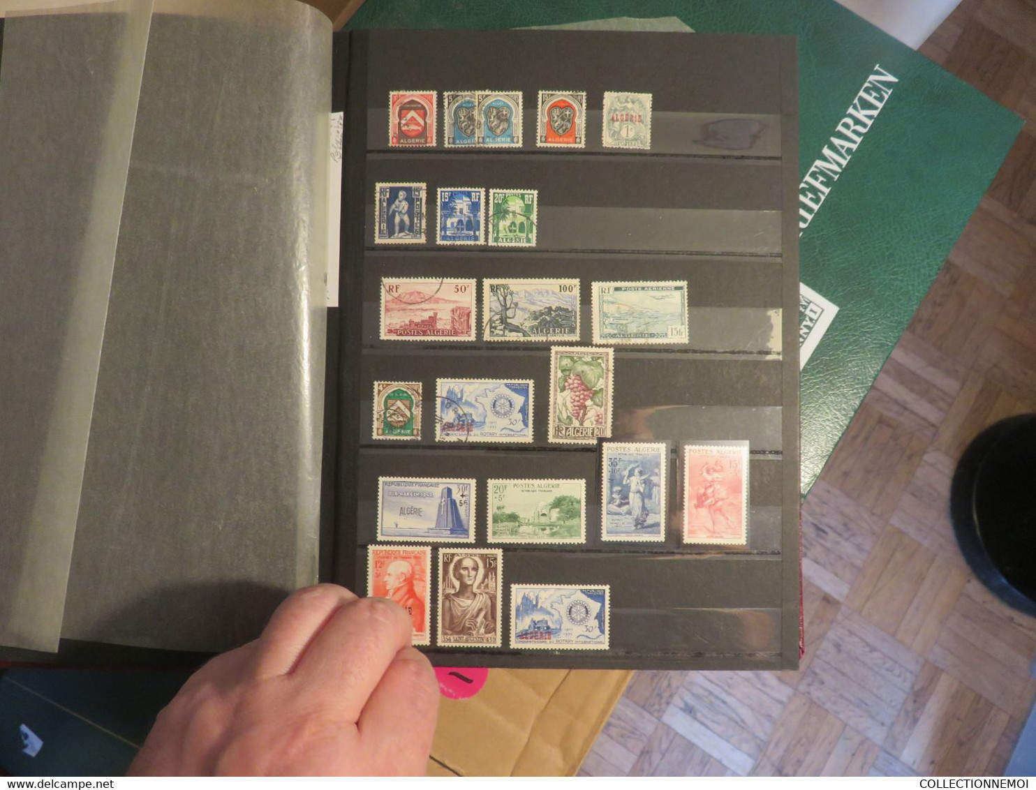 1 VRAC de timbres de moins de 30 kilos ,,, en une quinzaine de classeurs et divers en vrac ,,LIRE DESCRIPTION