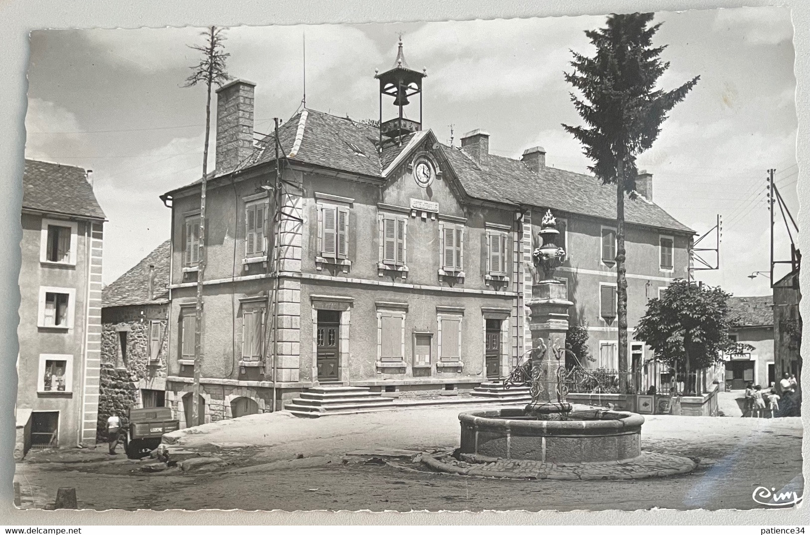 48 - Aumont Aubrac - Place De L’Hôtel De Ville - Aumont Aubrac