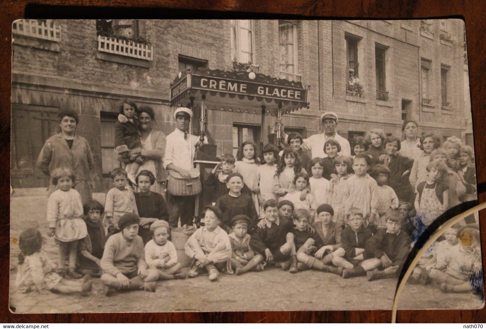 Carte Photo 1910's CPA Ak Groupe Enfants Marchand Ambulant Crème Glacée Animée - Marchands Ambulants