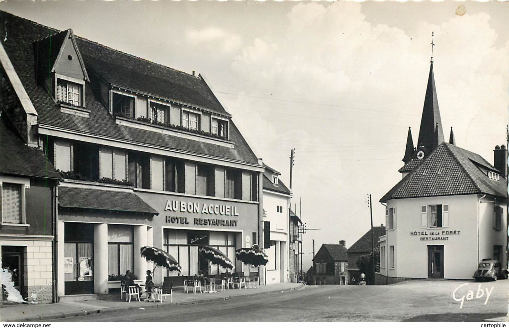 61 - JUVIGNY - La Place En 1961 - Hotel Restaurant - Juvigny Sous Andaine