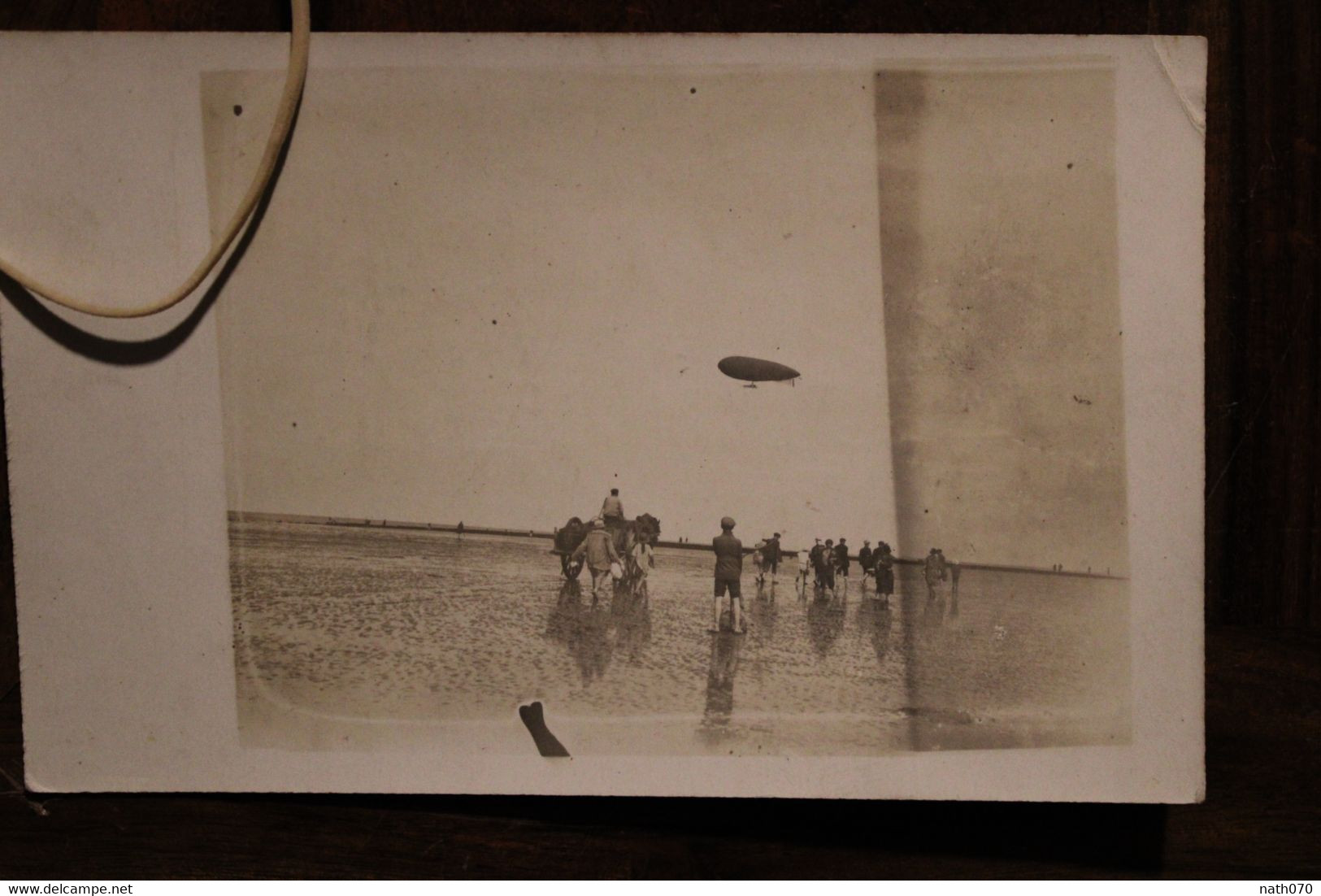 Carte Photo 1910's CPA AK ZEPPELIN Au Dessus Baie Plage Animée à Situer Probablement Somme - Aeronaves