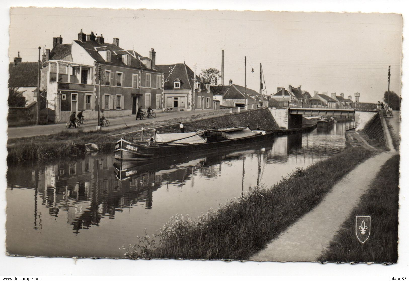 CPA   18 SAINT AMAND MONTROND    1953   LE CANAL A LA COTERELLE   -  PENICHE "RESCAPE" - Saint-Amand-Montrond