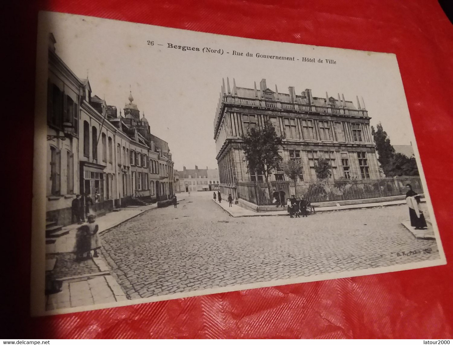 BERGUES LA RUE DU GOUVERNEMENT  HOTEL DE VILLE  Vue Arrière - Bergues