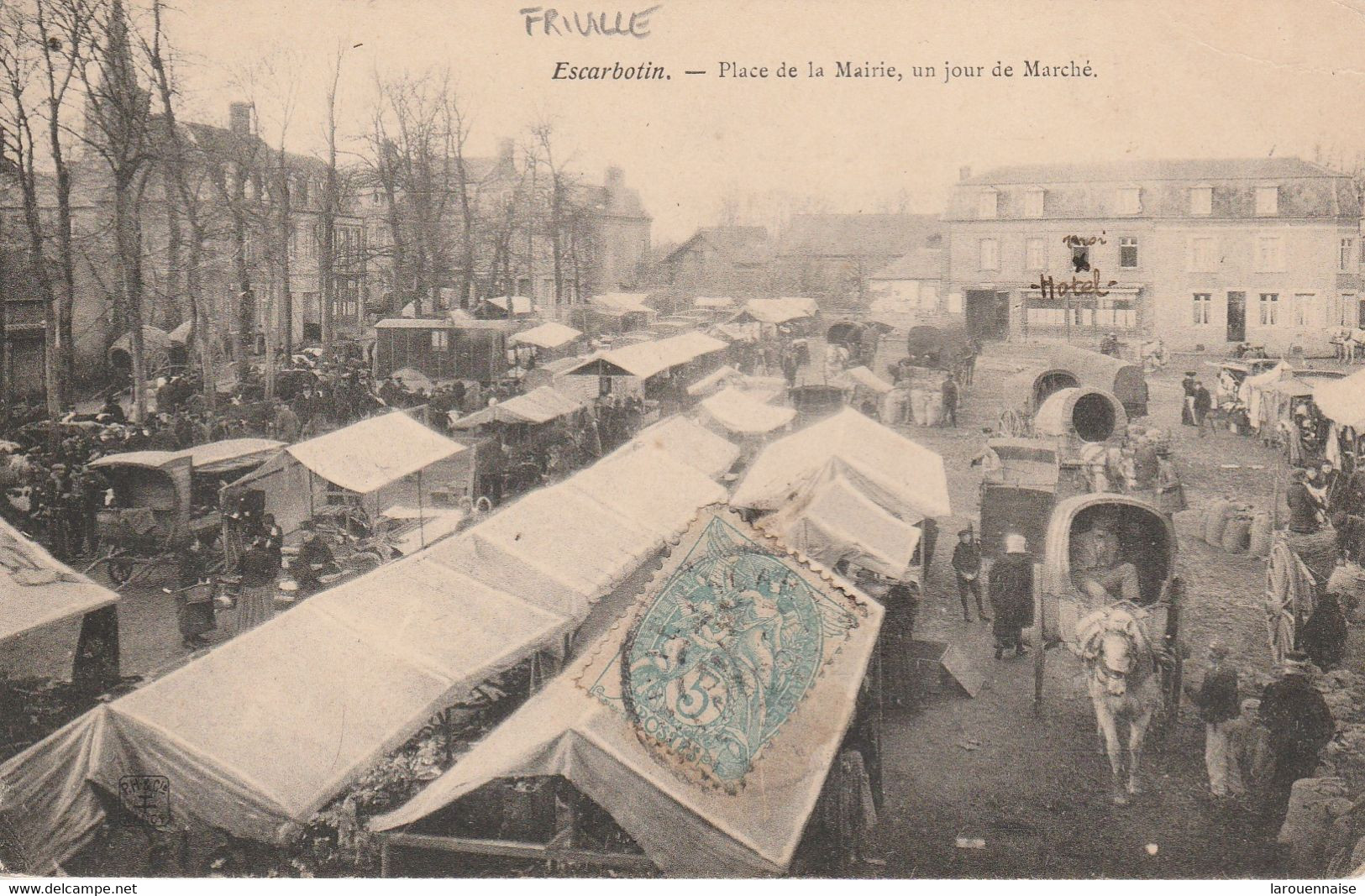 80 -  FRIVILLE ESCARBOTIN - Place De La Mairie, Un Jour De Marché - Friville Escarbotin