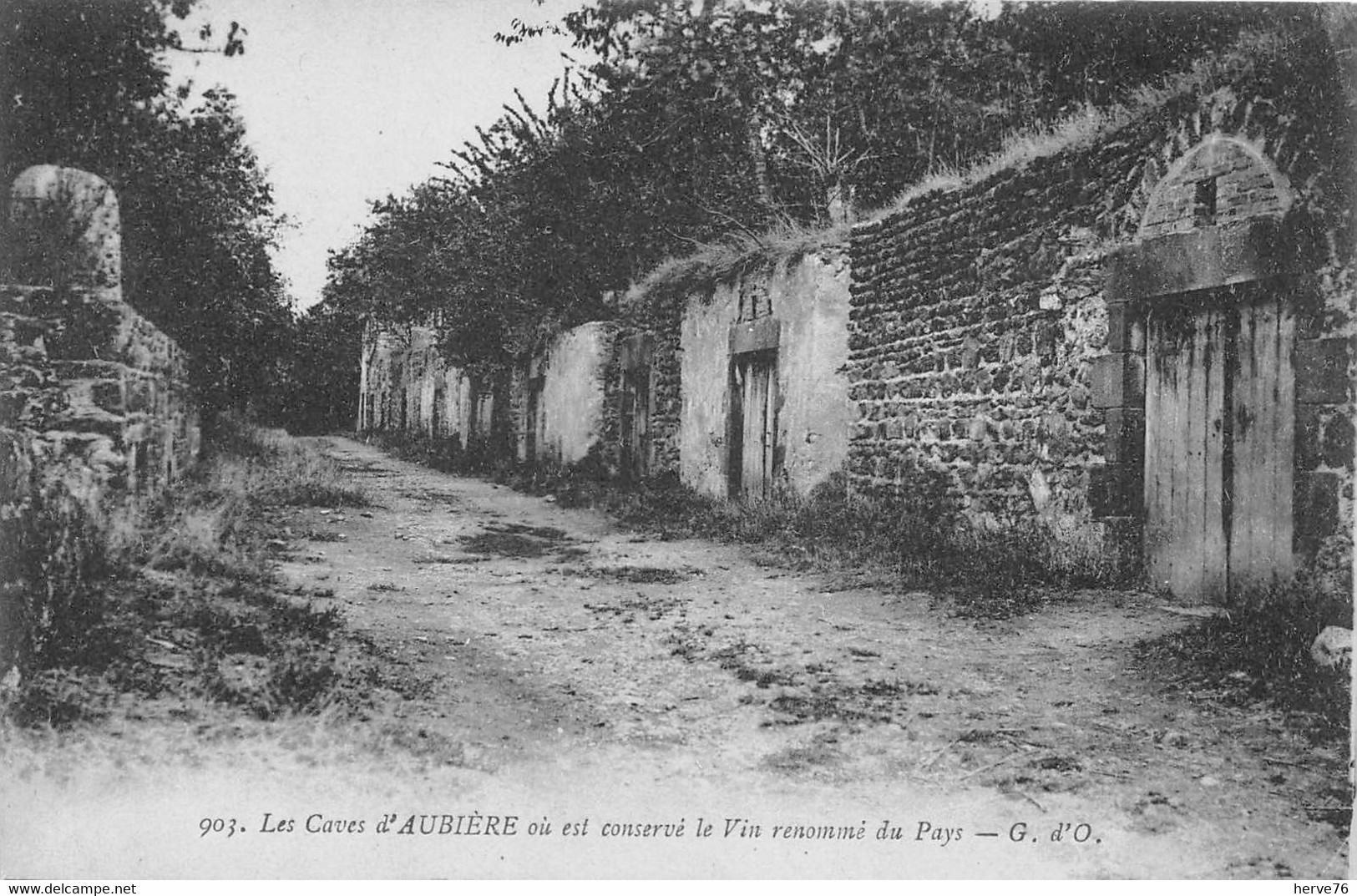 AUBIERE - Les Caves Où Est Conservé Le Vin Renommé Du Pays - Aubiere