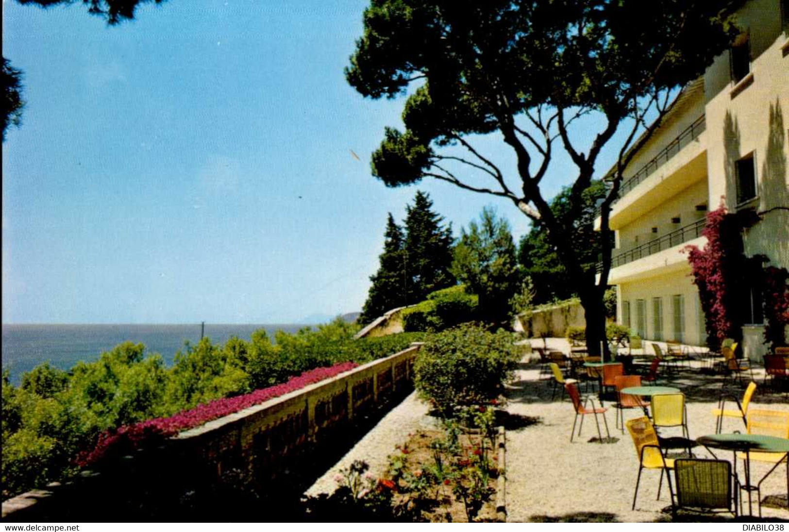 CARQUEIRANNE   ( VAR )    MAISON DE REGIME ET DIETETIQUE SAINT-JEAN. FACADE ET LA MER - Carqueiranne