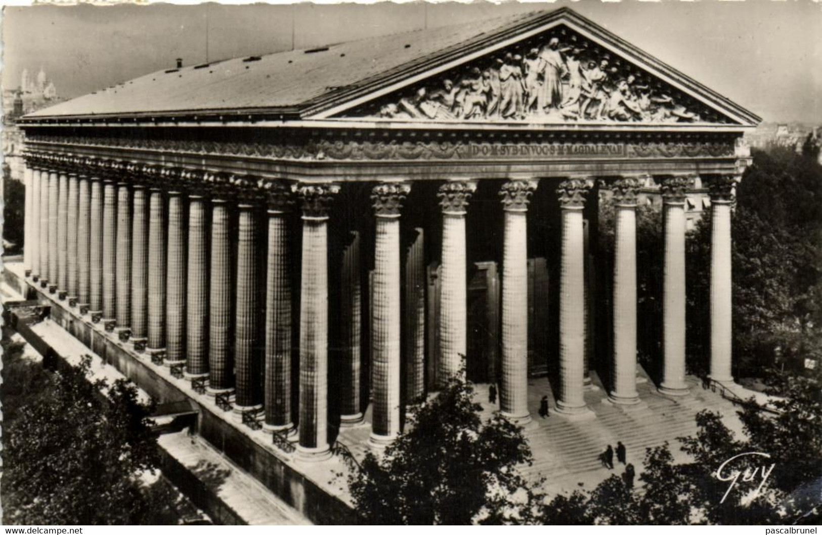 PARIS - EGLISE DE LA MADELEINE - AU FOND A GAUCHE LA BASILIQUE DU SACRE COEUR DE MONTMARTRE - Arrondissement: 08