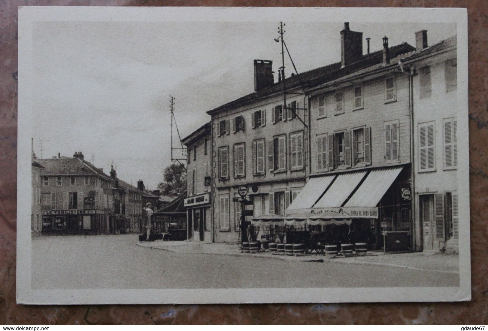 MONTIER-EN-DER (52) - AVANT 1940 - PLACE DE L'HOTEL-DE-VILLE - Montier-en-Der