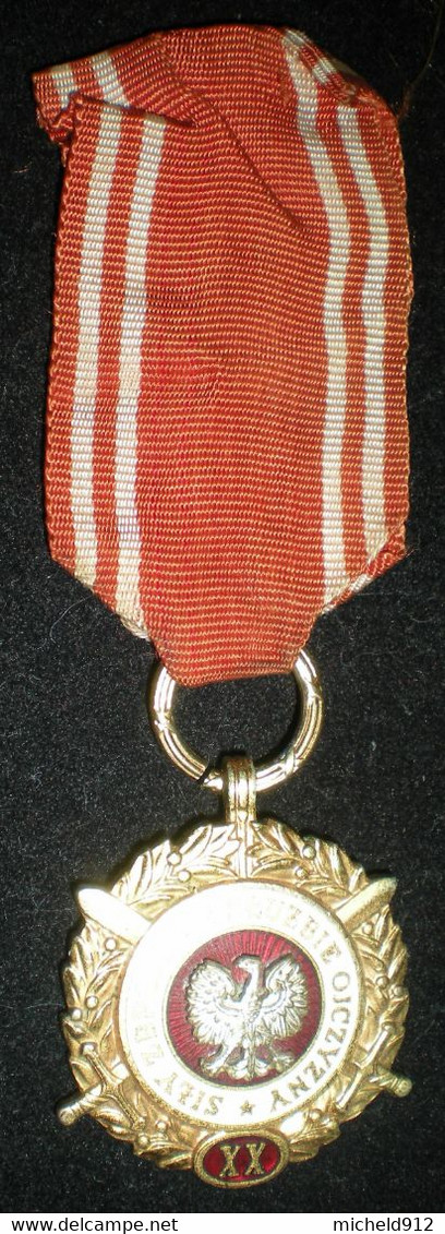 MEDAILLE DES SERVICES ARMES DE TROISIEME CLASSE - 20 ANS DE SERVICE - POLOGNE - Autres & Non Classés