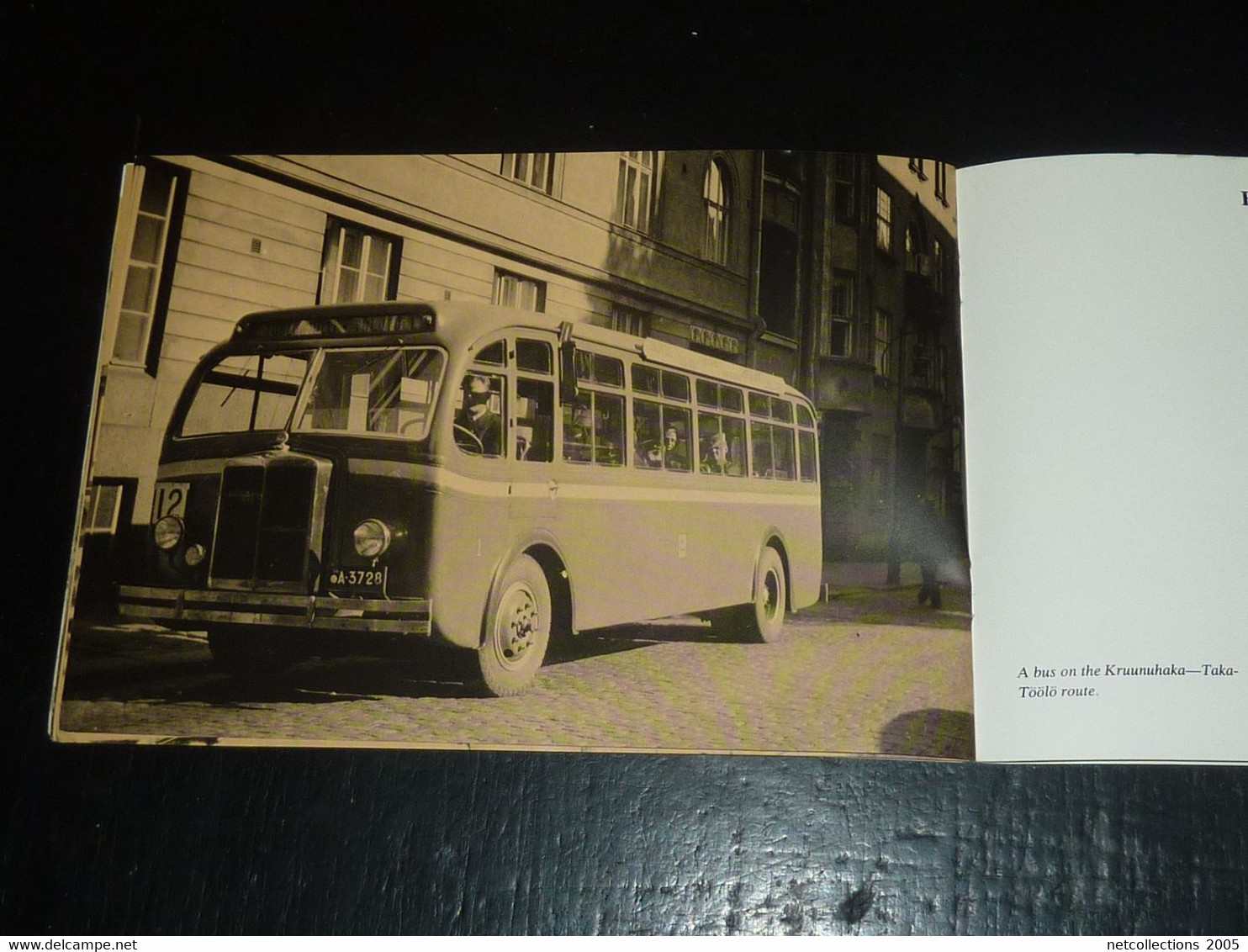 LIVRE "EN ANGLAIS" ILLUSTREE SUR L'EVOLUTION DES TRANSPORTS DE L'OMNIBUS AU TRAMWAYS, BUS ELECTRIQUE ET A ESSENCE