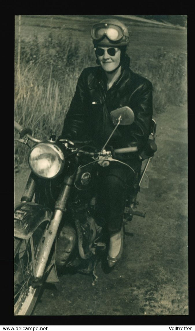 Orig. DDR Foto Junges Mädel, Frau  Mit Helm Und Sonnenbrille Auf Oldtimer Motorrad AWO - Personnes Anonymes