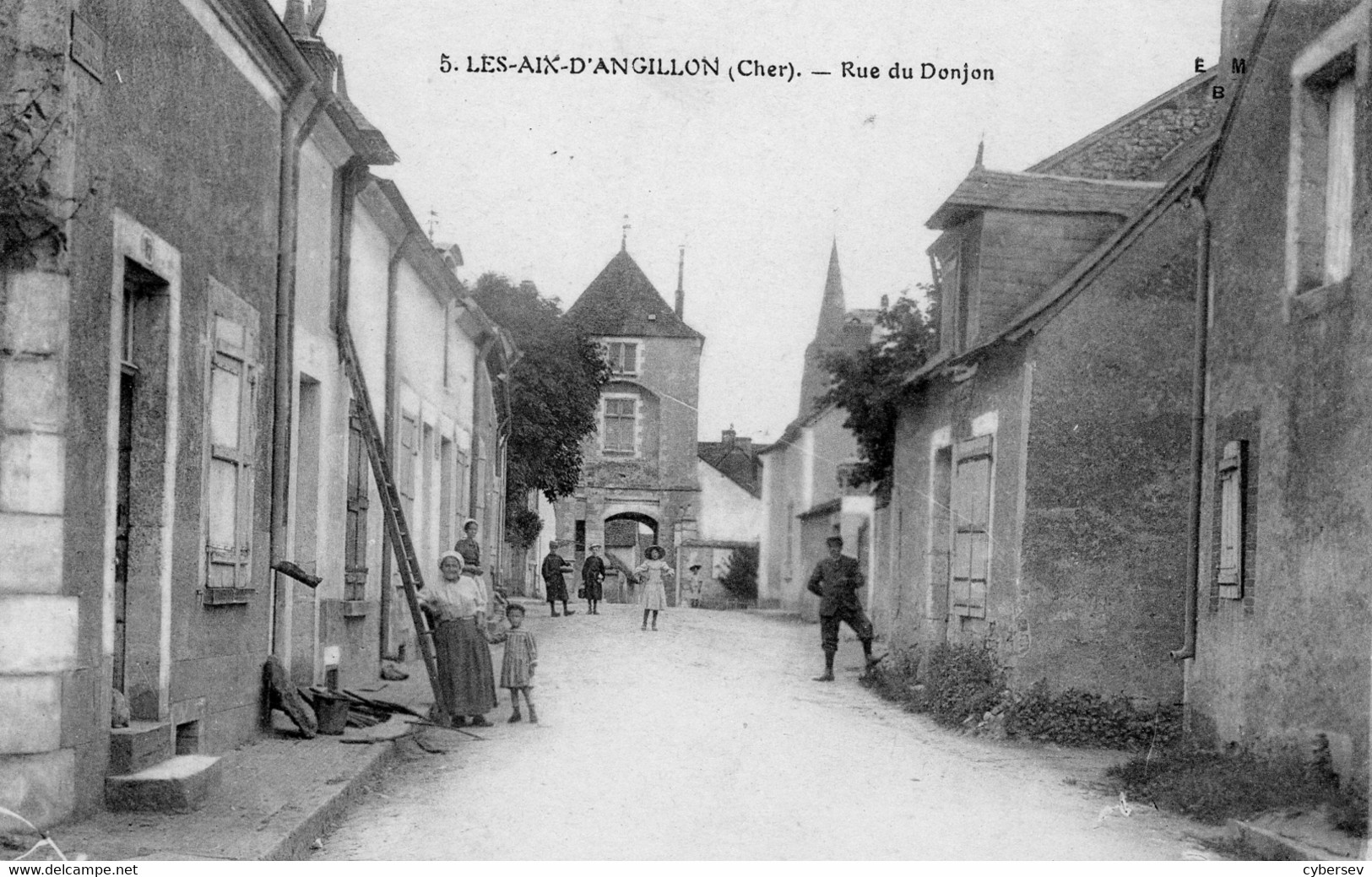 LES AIX D'ANGILLON - Rue Du Donjon - Animé - Les Aix-d'Angillon