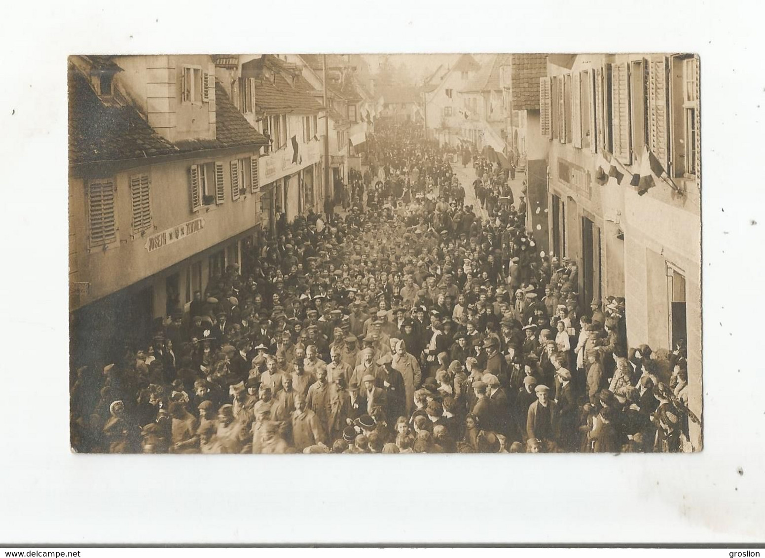 BENFELD CARTE PHOTO RUE  AVEC CIVILS ET MILITAIRES TRES ANIMEE (MAGASIN JOSEPH ET ZENTNER ET COMMERCES) 1918 - Benfeld