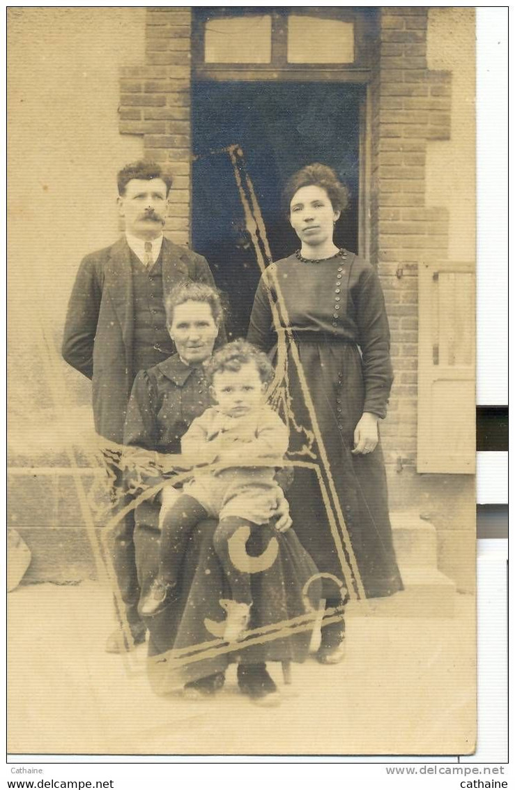 23 . CHENERAILLES . PHOTO D UNE BELLE FAMILLE DEVANT LEUR MAISON  " CHARVILLAT "   . STUDIO " GASTON VELUET "  . - Chenerailles