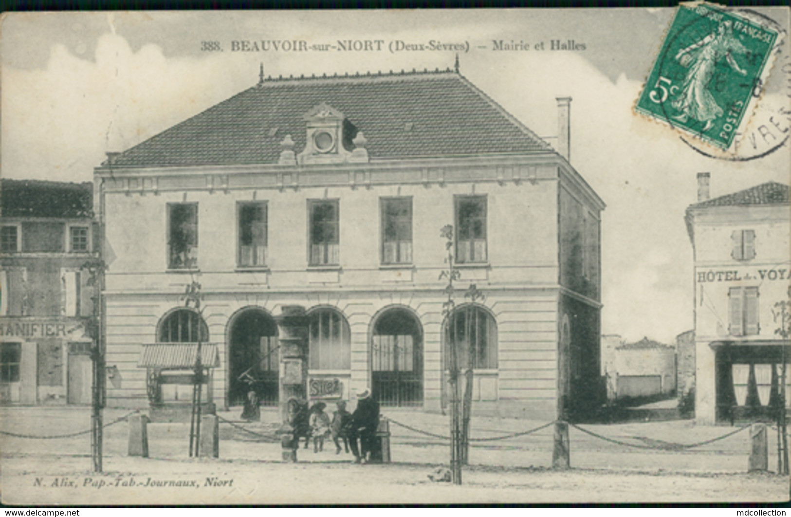 79 BEAUVOIR SUR NIORT / Mairie Et Halles / - Beauvoir Sur Niort