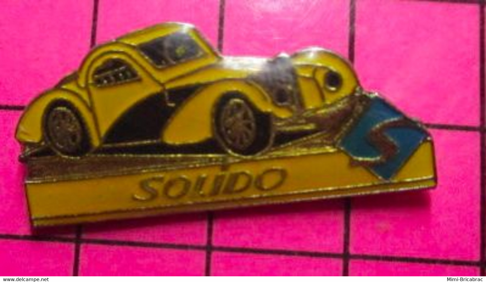 813d Pin's Pins / Beau Et Rare / THEME : JEUX / VOITURE MINIATURE SOLIDO BUGATTI ? - Jeux