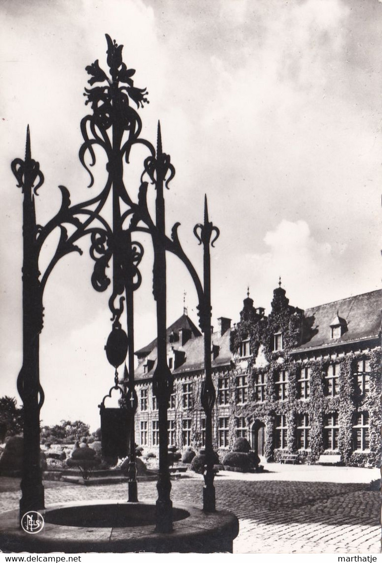 Kasteel Van Gaasbeek-Waterput In Het Binnenhof-Château De Gaasbeek Lez-Bruxelles-Puits Dans La Cour D'Honneur - Lennik