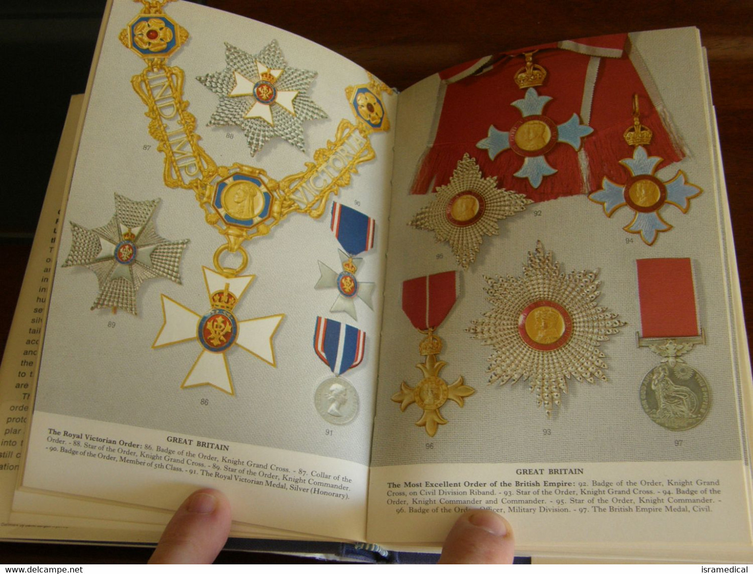 ORDERS AND DECORATIONS OF EUROPE IN COLOR MACMILLAN - Kataloge & CDs