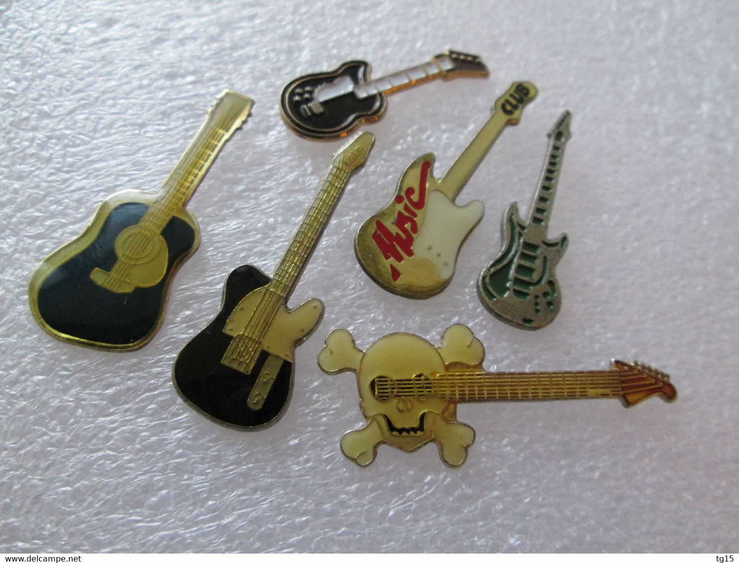 PIN'S   LOT  6  GUITARES - Música