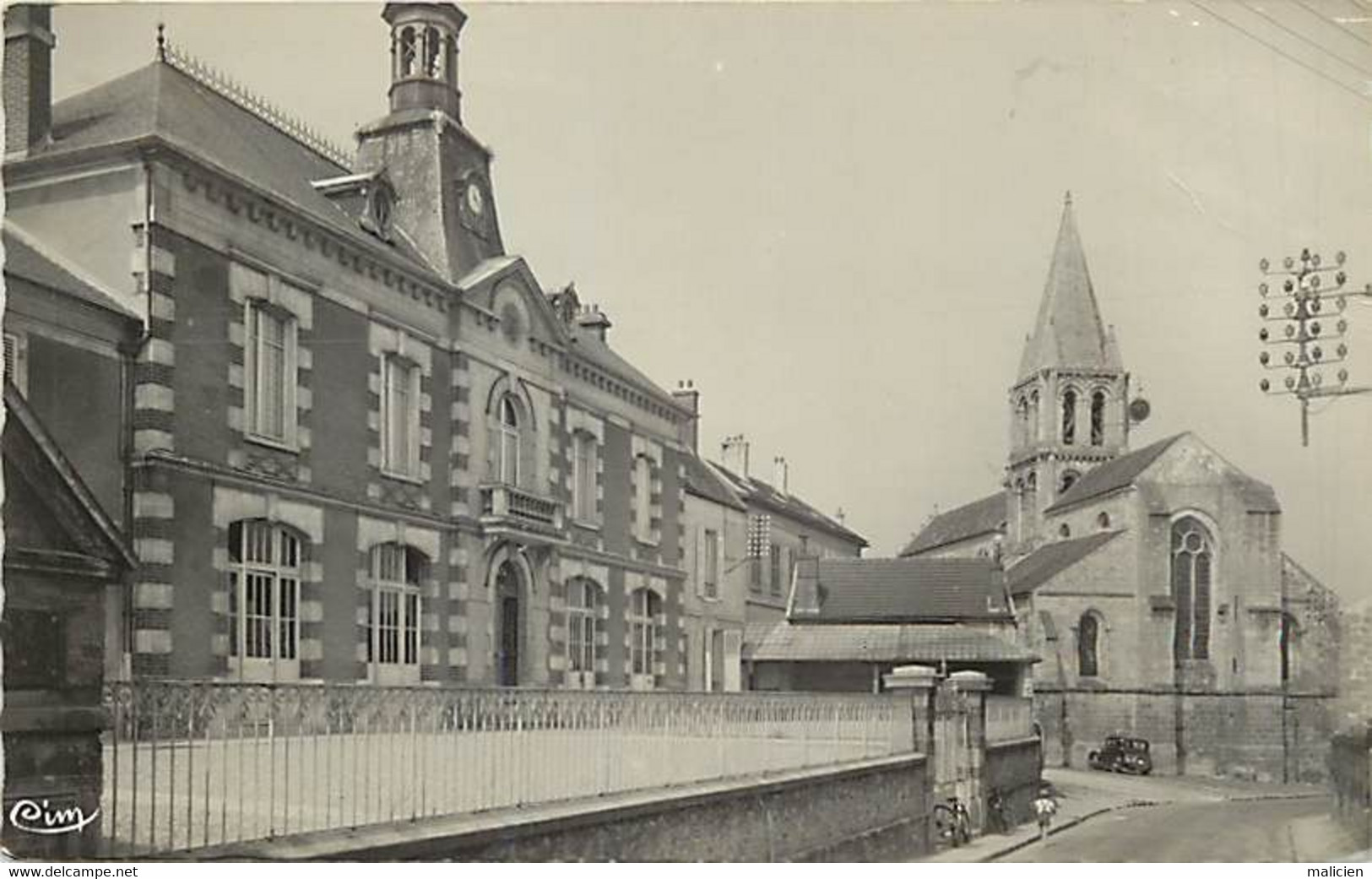 - Dpts Div. -ref-AZ189- Val D Oise - Jouy Le Moutier - La Mairie  Et L Eglise - - Jouy Le Moutier