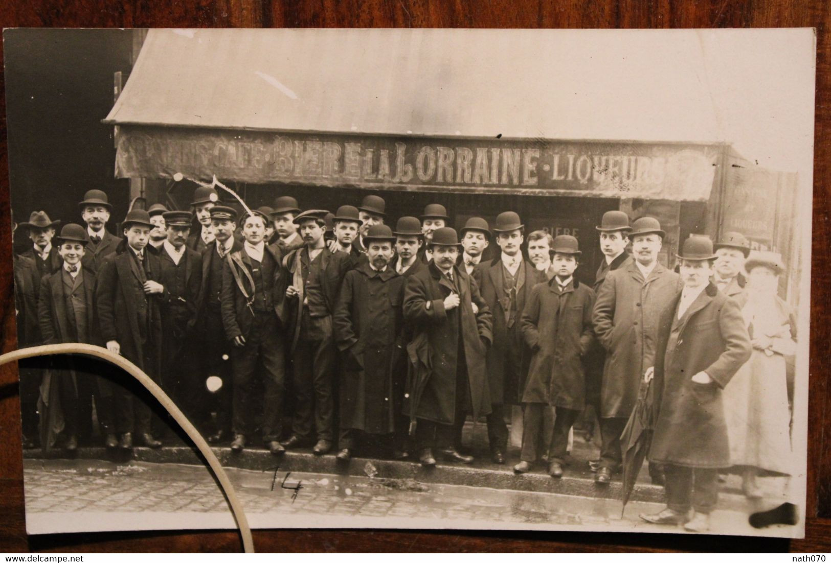 Carte Photo 1910's CPA Ak Commerce Vins Café La LORRAINE Bière Liqueurs Homme Chapeau Melon Animée - Cafés