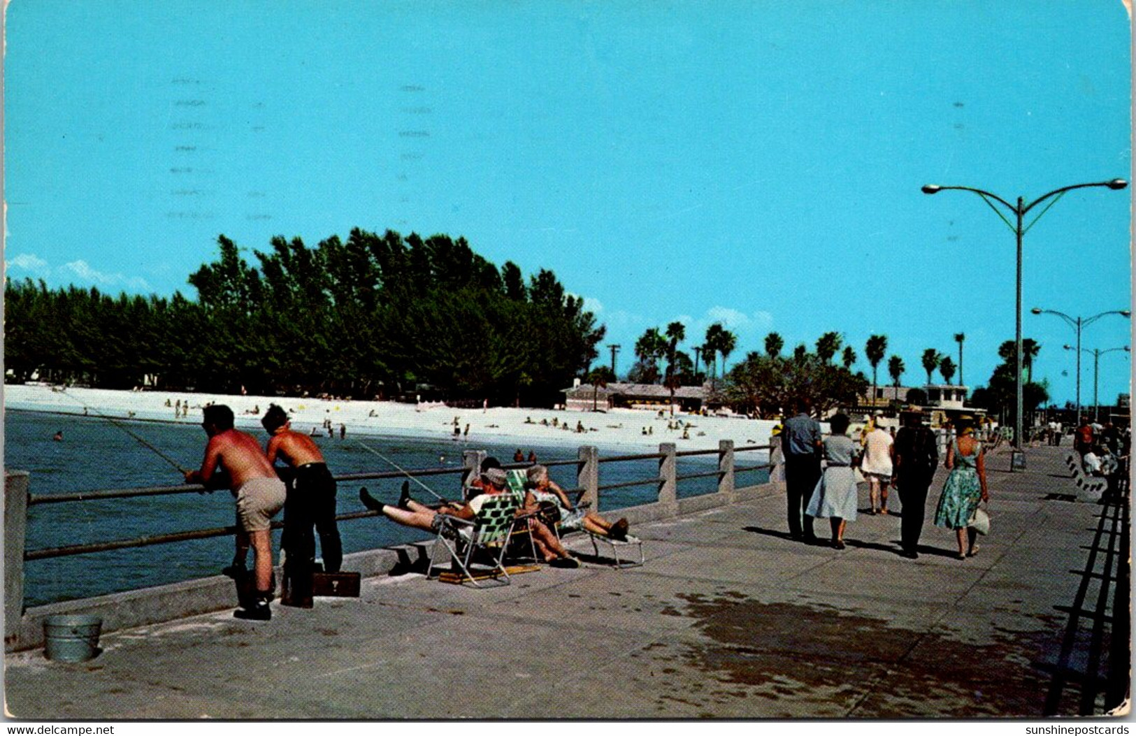 Florida Clearwater Bbeach Fishing And Promenading On The Municipal Pier 1962 - Clearwater