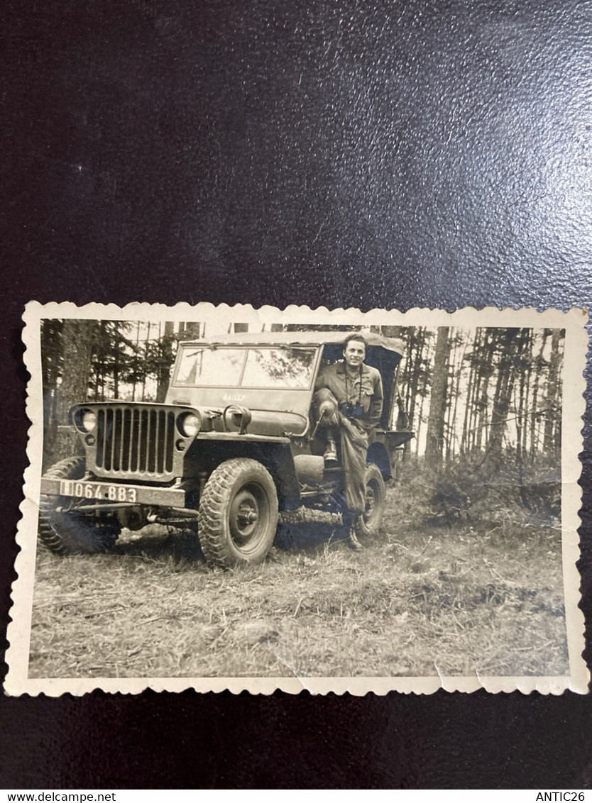 PHOTO ORIGINALE MILITARIA SOLDAT DEVANT SON JEEP VOITURE MILITAIRE DU CAMPS MAILLY ANNEE CIRCA  40_50 - Oorlog, Militair