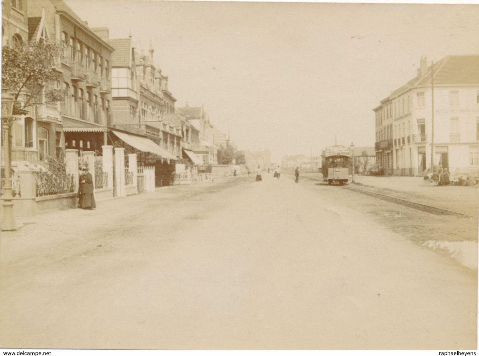 Snapshot Originale Knokke Tram Animée Rue Maisons Voirie Publicité Nurses 2 - Plaatsen