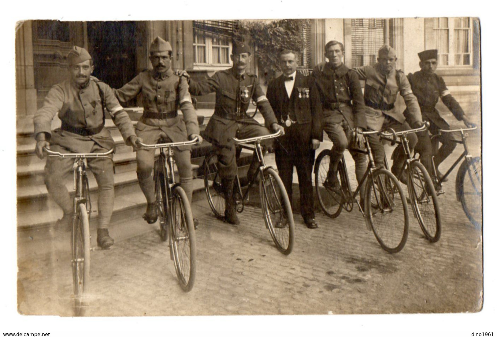 CPA 3244 - MILITARIA - Carte Photo Militaire - Un Groupe De Soldats Cyclistes Avec Médailles Militaires Sur Leurs Vélos - Personen